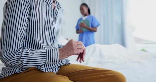 Paciente Hospital Mãos Sentado Cama Ansioso Para Alta Com Pessoa — Vídeo de Stock