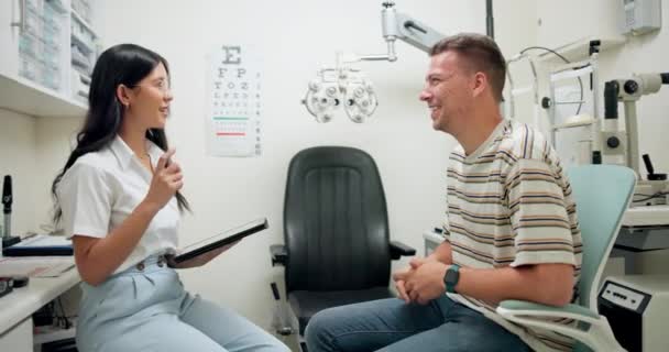Optometrista Check Resultados Visão Exame Oftalmológico Bem Estar Para Seguro — Vídeo de Stock