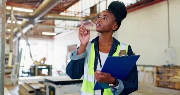 Writing Engineer Woman Clipboard Factory Checklist Planning Maintenance Warehouse Civil — Stock Video