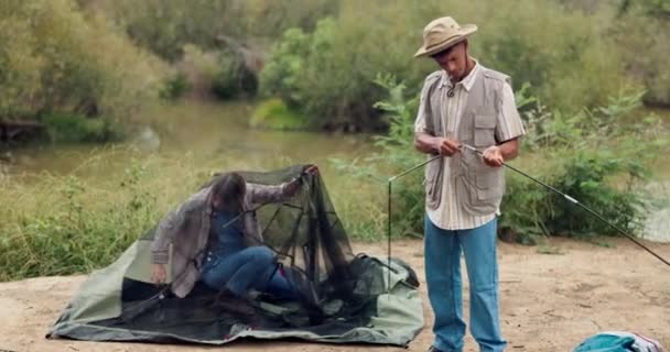Man Vrouw Tent Plaatsen Het Park Voor Kamperen Wildernis Natuur — Stockvideo