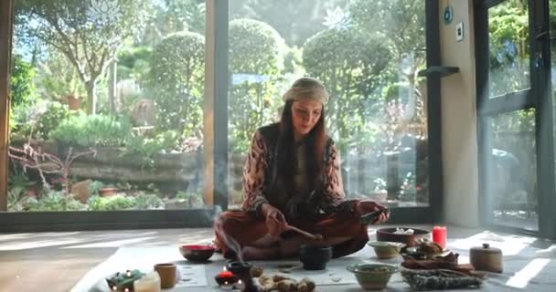 Mujer Humo Ritual Para Sanar Con Aromaterapia Equilibrio Energético Chamán — Vídeo de stock