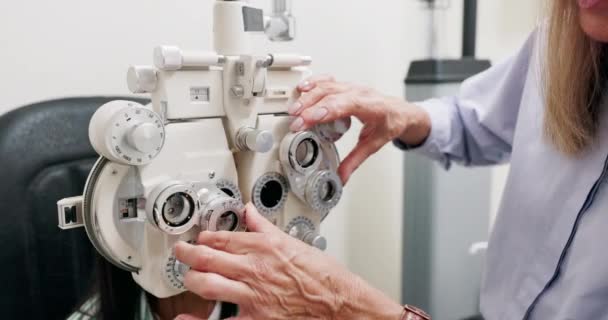 Pielęgnacja Oczu Medycyna Dziecko Klinice Test Ręka Specjalisty Phoropter Lub — Wideo stockowe