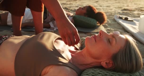 Ολιστική Υγεία Γυναίκα Και Κρυσταλλική Επούλωση Πνευματικό Θεραπευτή Στην Άμμο — Αρχείο Βίντεο