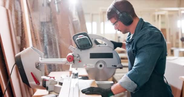 木工机械 车间人员及木工机械项目及刨花板切割工艺 带制造工具的木工 木匠或手工艺者 以及带设备的桌子 — 图库视频影像