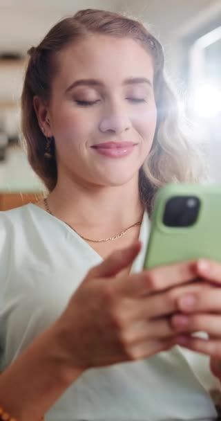 轻松点 家里和女人用电话打字 以便交流 建立联系或上网 通过智能手机为社交媒体 在线聊天或查看移动应用程序在公寓里的微笑 联系人和女孩 — 图库视频影像