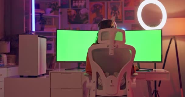 Zielony Ekran Komputer Dziewczyna Gracz Domu Słuchawkami System Gier Technologii — Wideo stockowe