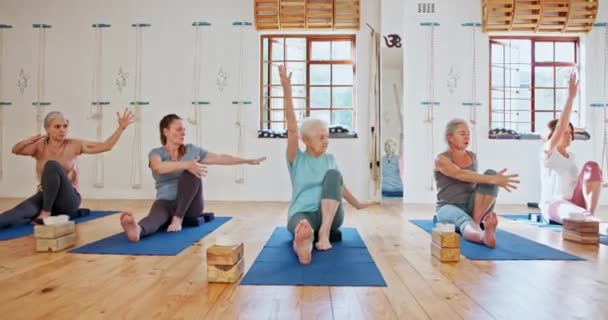 Fitness Yoga Les Femmes Âgées Classe Pour Bien Être Corps — Video