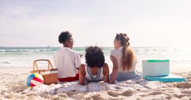 Piknik, arkadaşlar ya da plajdaki insanların sırtları yaz tatilinde Miami, ABD 'de denizde. Bir araya gelme, sohbet ya da kadınlar birlikte okyanusta çeşitlilik ya da rahatlamak ya da doğada seyahat etmek.
