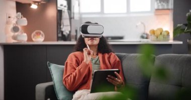Sanal gerçeklik, kadın ve kulaklık, interaktif metaevren, gelişmiş dünya ve heyecan için tabletle koltukta. 3D gözlükler, insan ve geleceksel teknoloji dijital yenilikler ve evde rahatlama.