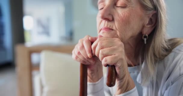 Yaşlı Kadın Emeklilikte Üzgün Bastonlu Depresyonlu Sakat Yalnızlığı Düşünen Biri — Stok video