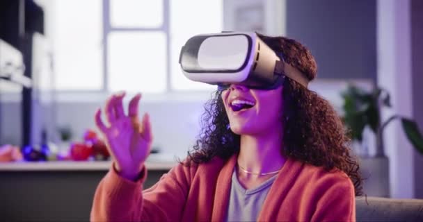 Mädchen Heim Und Virtual Reality Brillen Für Spiele Oder Unterhaltung — Stockvideo