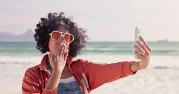 Kadın Akıllı Telefon Tatil Için Sahilde Selfie Çekmekten Mutlu New — Stok video