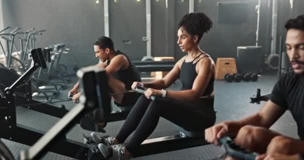 Άτομα Μηχανή Κωπηλασίας Και Γυμναστική Κόλλα Πέντε Για Καρδιο Προπόνηση — Αρχείο Βίντεο