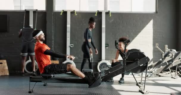Rameur Homme Fitness Dans Gymnase Exercice Entraînement Avec Endurance Défi — Video