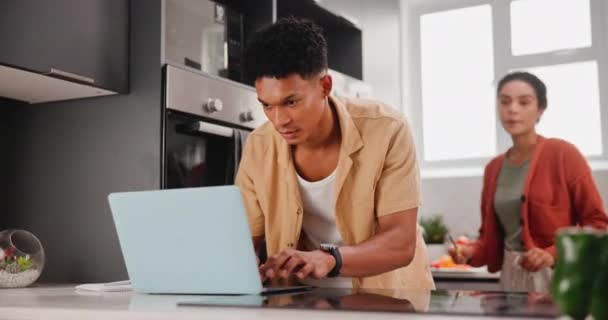 笔记本电脑和快乐在厨房做饭的食物博客 内容创建和上传的膳食视频 Gen Z影响者 在家里有编辑技巧 准备或兴奋的人和支持 — 图库视频影像