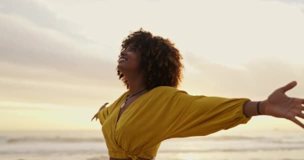 Czarna Kobieta Zachód Słońca Plaża Bryzą Lub Swobodą Podróżowania Wakacje — Wideo stockowe