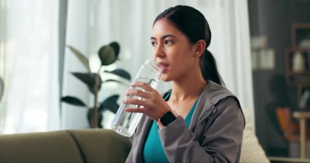 Fitness Água Potável Mulher Asiática Sofá Após Treinamento Exercício Treino — Vídeo de Stock