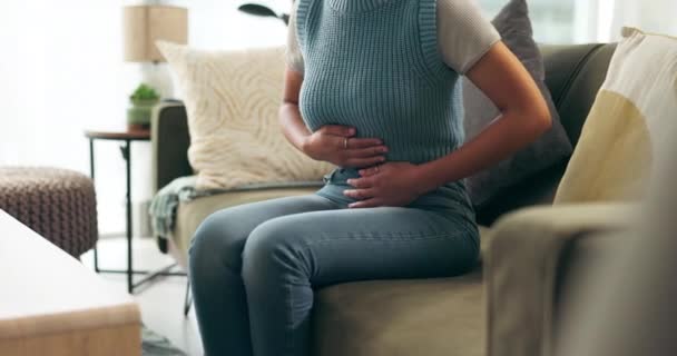 肚子痛和女人在客厅沙发上的月经 气体或便秘在家里 有肚子痛 恶心或子宫内膜异位症的女性患者 — 图库视频影像
