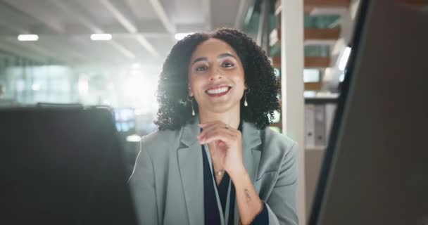 Vrouw Gezicht Glimlach Van Een Bedrijfsadviseur Met Vertrouwen Een Consultatiebureau — Stockvideo