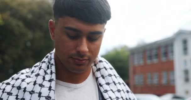 Serius Outdoor Dan Wajah Seorang Pria Muslim Sebuah Kota Perkotaan — Stok Video