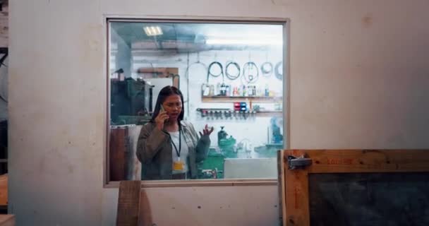 Женщина Телефонный Звонок Проблема Заводе Плотницкой Промышленности Мастерской Решения Crm — стоковое видео