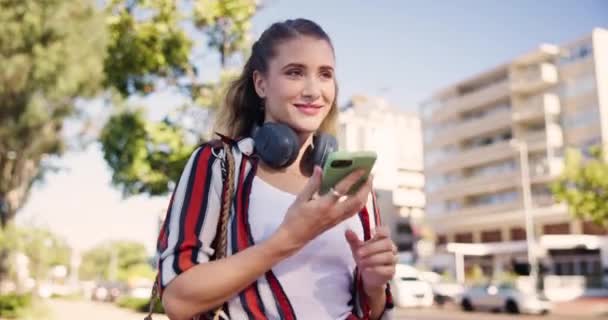 Mujer Teléfono Grabación Con Conmutar Caminar Viajar Por Calle Urbana — Vídeos de Stock