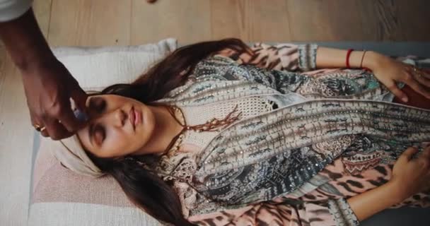 Holística Curativa Mujer Con Piedra Cuerpo Para Meditación Indígena Relajarse — Vídeos de Stock