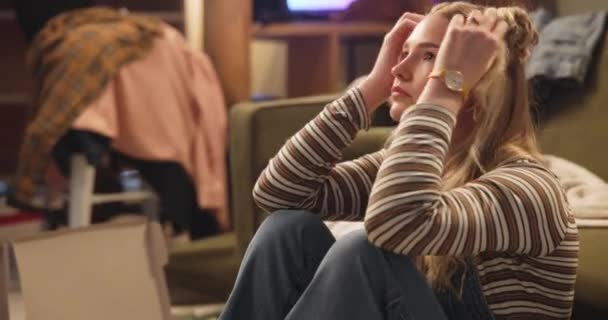 Kvinde Trist Angst Soveværelset Med Depression Arbejdsløshed Fiasko Desperat Gulvet – Stock-video