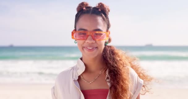 Γυναίκα Γυαλιά Ηλίου Και Χαμόγελο Στην Παραλία Για Διακοπές Αεράκι — Αρχείο Βίντεο