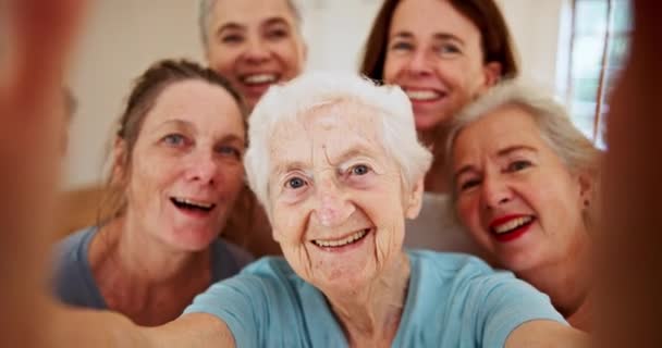 自私自利 面带微笑 与老朋友一起健身 享受健康 团结的退休生活 护老院瑜伽课上的数码摄影 面部及一群快乐的老年女子健身馆 — 图库视频影像