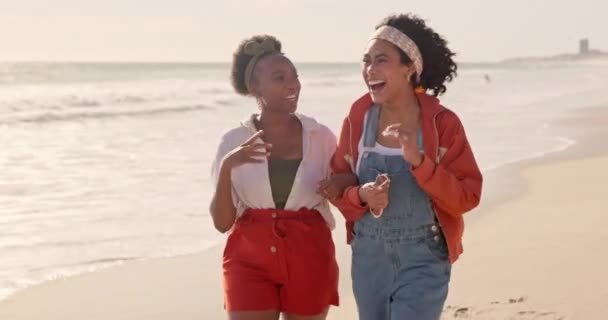 Kvinder Strand High Five Med Latter Smil Glæde Lykke Hav – Stock-video