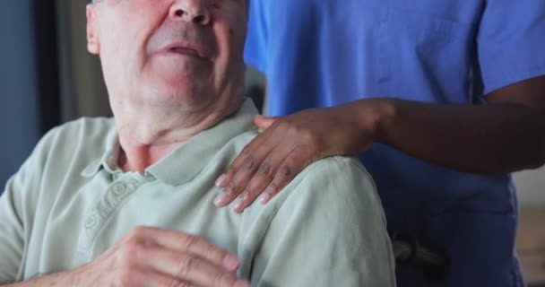 Starzec Pielęgniarka Ręce Domu Opieki Dla Opieki Emeryturę Opieki Zdrowotnej — Wideo stockowe