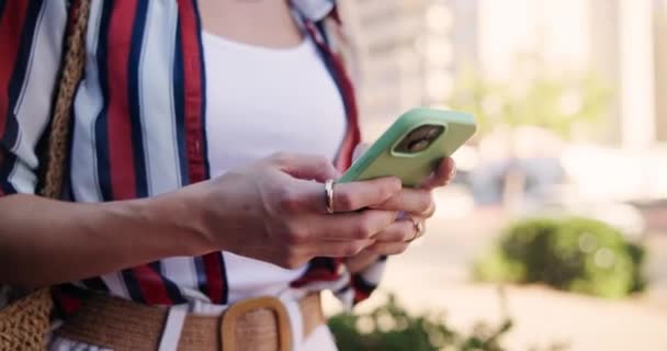 Telefon Banliyö Ile Yakın Çekim Şehir Caddesi Kampüsü Için Yürüyüş — Stok video