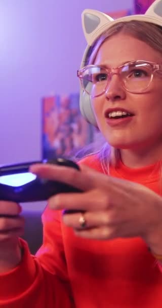 Diversión Mujer Controlador Para Jugar Videojuegos Esports Aplicación Cama Como — Vídeo de stock