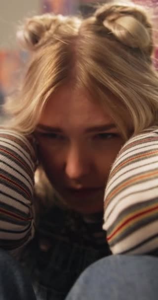 Ansiedad Depresión Mujer Triste Una Casa Con Estrés Desastre Crisis — Vídeos de Stock