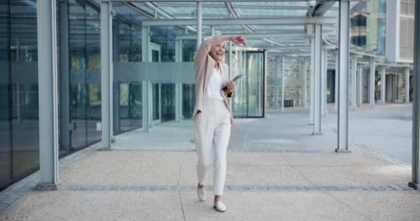 Biznes Dojrzała Szczęśliwa Kobieta Przez Taniec Budynku Aby Świętować Sukces — Wideo stockowe