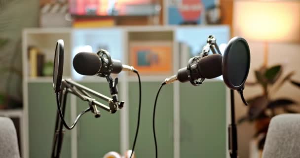 Estúdio Podcast Microfone Sala Vazia Para Transmissão Vivo Entretenimento Mídia — Vídeo de Stock