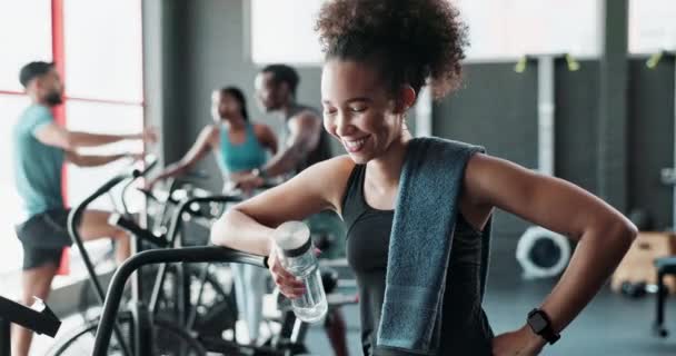 Myślenie Przerwa Lub Kobieta Śmiejąc Się Siłowni Zmęczeniem Fitness Wellness — Wideo stockowe