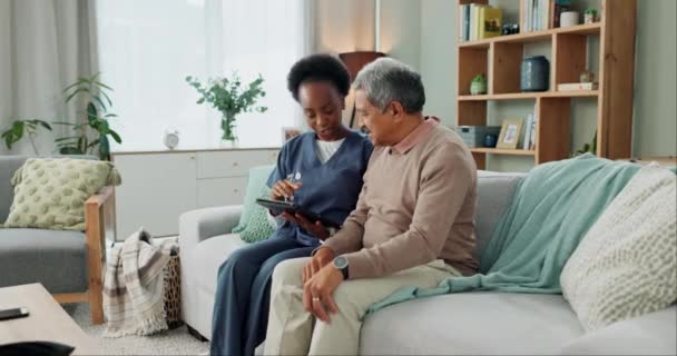 Tablet Gesundheitswesen Und Schwarze Krankenschwester Haus Eines Älteren Mannes Internet — Stockvideo