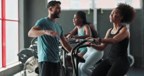 Coach High Five People Cycling Machine Biking Workout Cardio Training — Stock Video