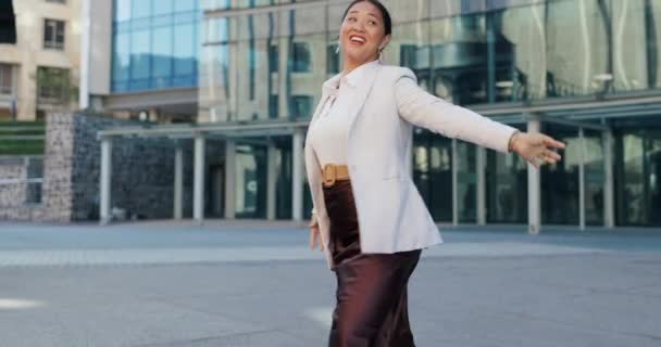 ビジネス女性 ダンス アウトドアのお祝いのための街で興奮 プロのアジア人労働者または新しい仕事やニュースのための都市ビルによる自信と自由を持つ従業員 — ストック動画