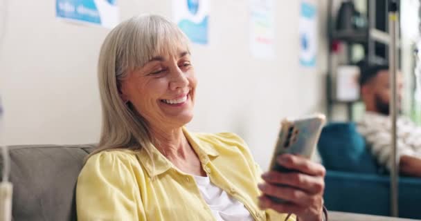 Hospital Phone Senior Happy Woman Chemotherapy Cancer Treatment Medication Drip — Stock Video