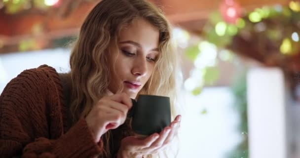 Calma Mulher Relaxar Com Café Para Beber Férias Férias Com — Vídeo de Stock