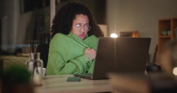 집에서 에세이 마감일을 컴퓨터에서 아프고 공부하는 독서를위한 노트북과 기침을 — 비디오