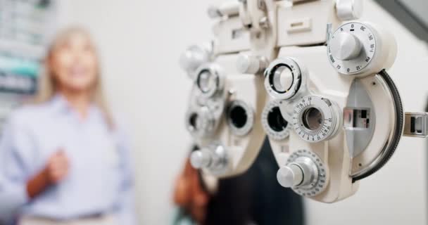 専門家およびヘルスケアのための眼科 テストおよび診療所 助けのためのPhoropterか屈折器 試験および検査および結果のための処方箋 技術および病院 — ストック動画