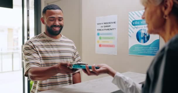 Man Telefoon Pos Voor Betaling Apotheek Met Glimlach Voor Gezondheidszorg — Stockvideo
