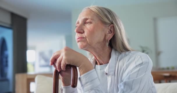 Starsza Kobieta Smutna Domu Opieki Laską Depresją Myśleniem Niepełnosprawności Samotnością — Wideo stockowe