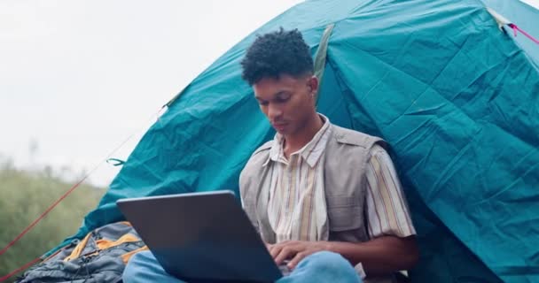 Camping Mand Fjernarbejde Med Laptop Naturen Til Planlægning Forskning Eller – Stock-video