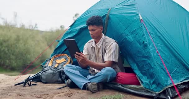 Trabalho Remoto Camping Homem Com Tablet Natureza Para Planejamento Pesquisa — Vídeo de Stock