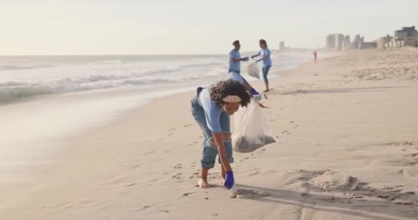 持続可能性 ヘルプまたは海洋クリーニングプロジェクトのための自然のビニール袋を持つボランティア ビーチや人 地球の日 社会的責任 Ngo慈善団体のための海での説明責任 チームまたはボランティア — ストック動画